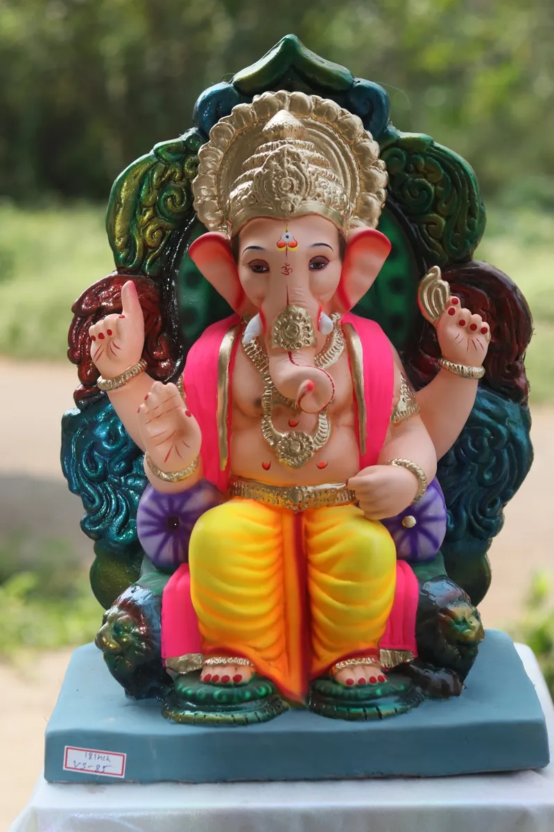 Simhasan Ganpati, 18 in Ganpati idol
